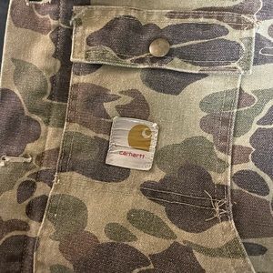 Size large button up winter carhartt jacket- vintage camo
